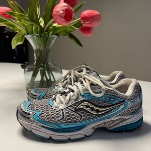 Y2K / early 2010s running shoes saucony ride sneakers